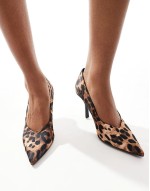 heeled court shoe in leopard
