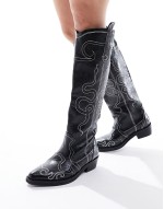 Serpentine western boot with embroidery in black