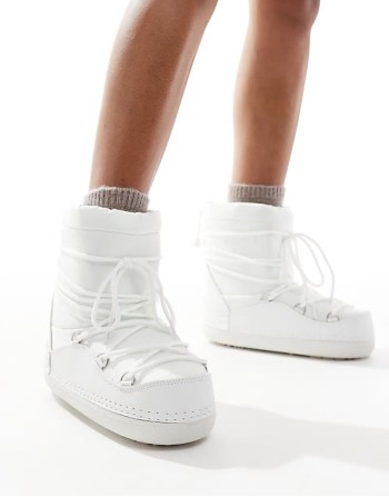 snow boots in white