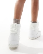 snow boots in white